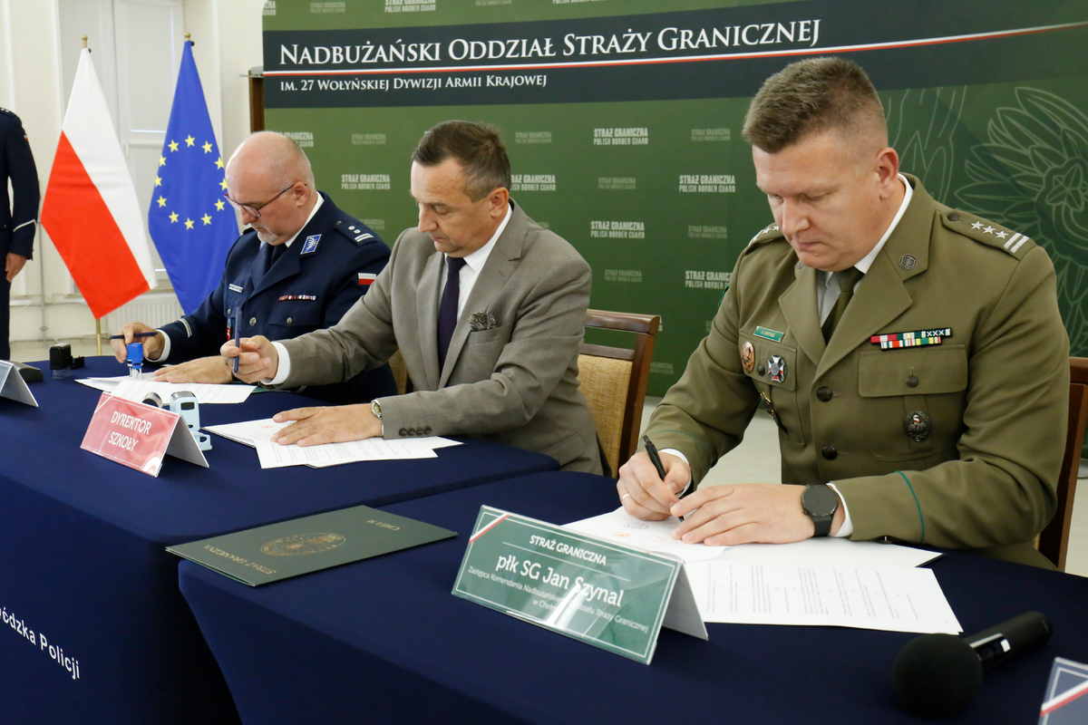 Komendant Powiatowy Policji w Krasnymstawie młodszy inspektor Szymon Mroczek, Dyrektor Zespołu Szkół Centrum Kształcenia Rolniczego w Siennicy Różanej i Zastępca Komendanta Nadbużańskiego Oddziału Straży Granicznej płk SG Jan Szynal podpisują porozumienie