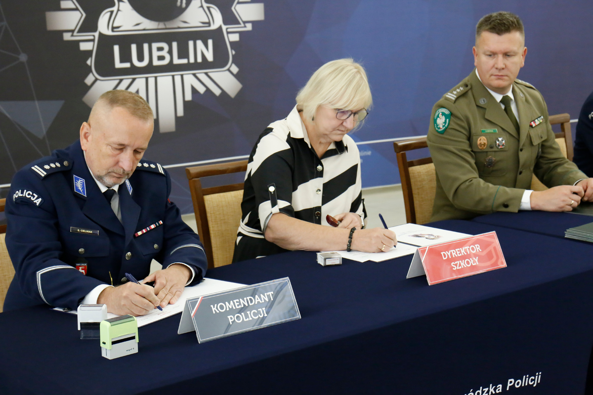 Komendant Powiatowy Policji w Łęcznej inspektor Sławomir Cielniak, Dyrektor Zespołu Szkół imienia Króla Kazimierza Jagiellończyka w Łęcznej, Zastępca Komendanta Nadbużańskiego Oddziału Straży Granicznej płk SG Jan Szynal podpisują porozumienie