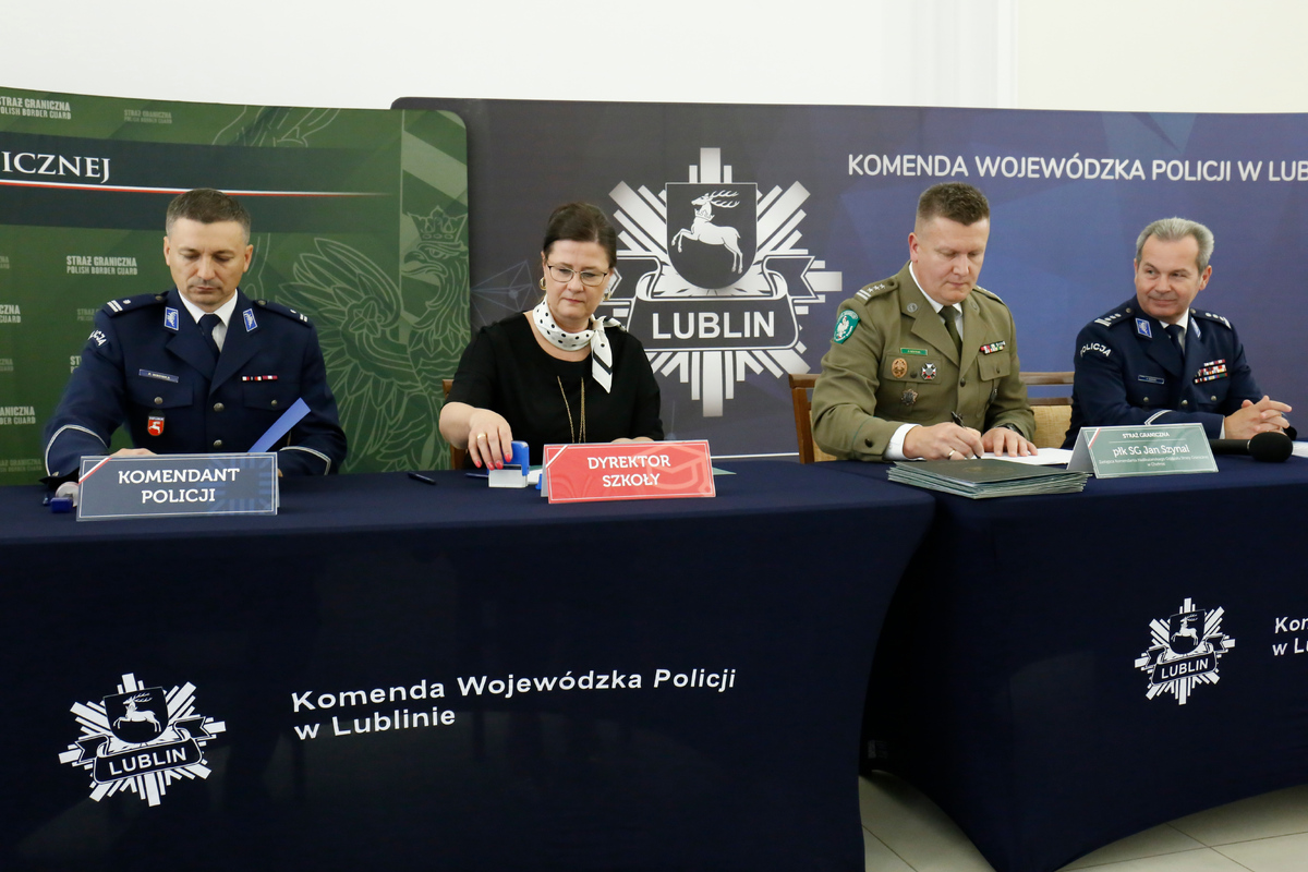 I Zastępca Komendanta Powiatowego Policji w Hrubieszowie młodszy inspektor Bartłomiej Heider, Dyrektor Zespołu Szkół numer 3 imienia Tadeusza Kościuszki w Hrubieszowie, Komendant Miejski Policji w Lublinie młodszy inspektor Adam Beczek, Dyrektor Zespołu Szkół Ogólnokształcących numer 1 imienia Zbigniewa Herberta w Lublinie, Zastępca Komendanta Nadbużańskiego Oddziału Straży Granicznej płk SG Jan Szynal i I zastępca Komendanta Wojewódzkiego Policji w Lublinie inspektro Andrzej Mioduna podpisują porozumienie