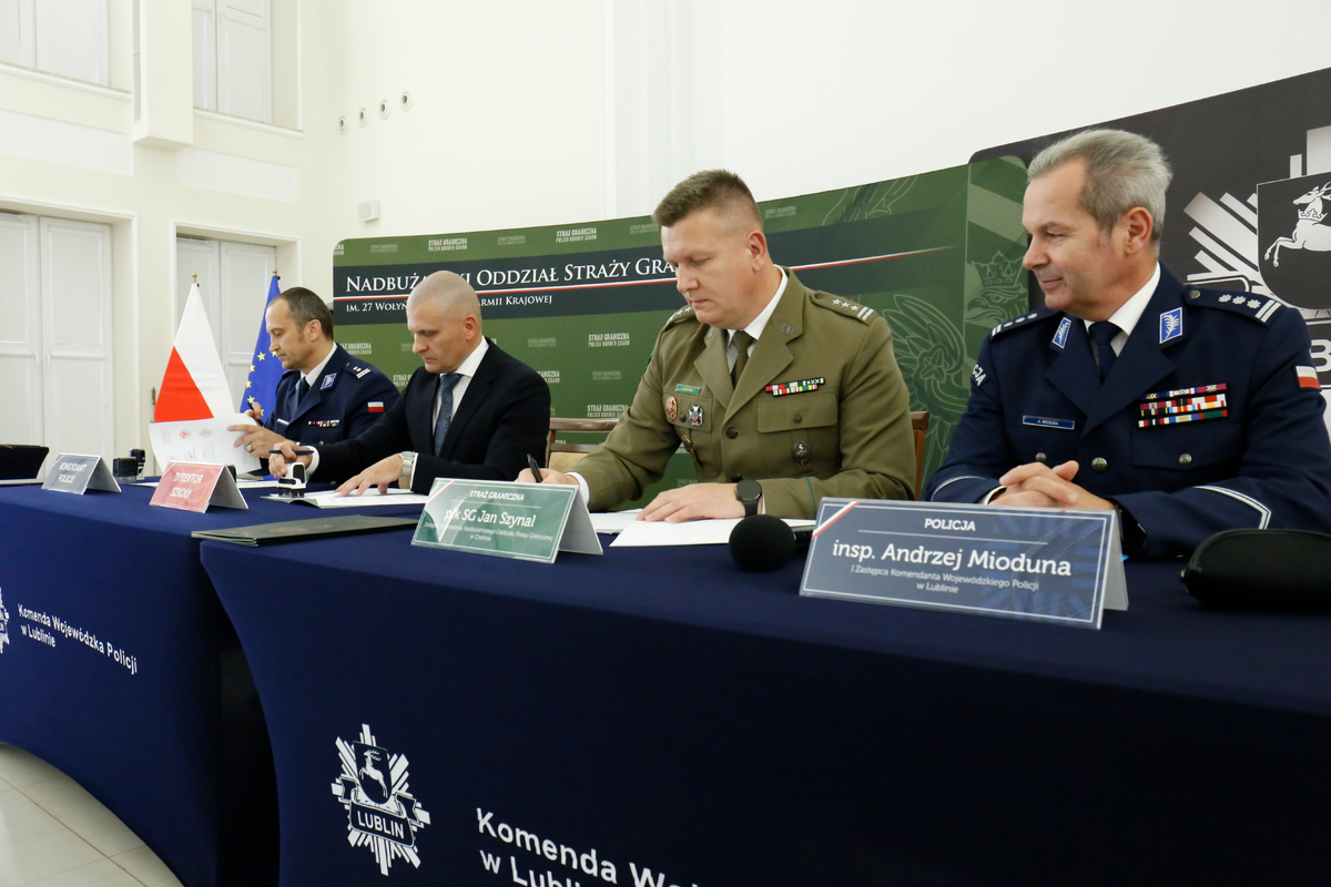 Komendant Miejski Policji w Lublinie młodszy inspektor Adam Beczek, Dyrektor Zespołu Szkół Ogólnokształcących w Niemcach Pan Robert Jerzyna, Zastępca Komendanta Nadbużańskiego Oddziału Straży Granicznej płk SG Jan Szynal i I zastępca Komendanta Wojewódzkiego Policji w Lublinie inspektro Andrzej Mioduna podpisują porozumienie