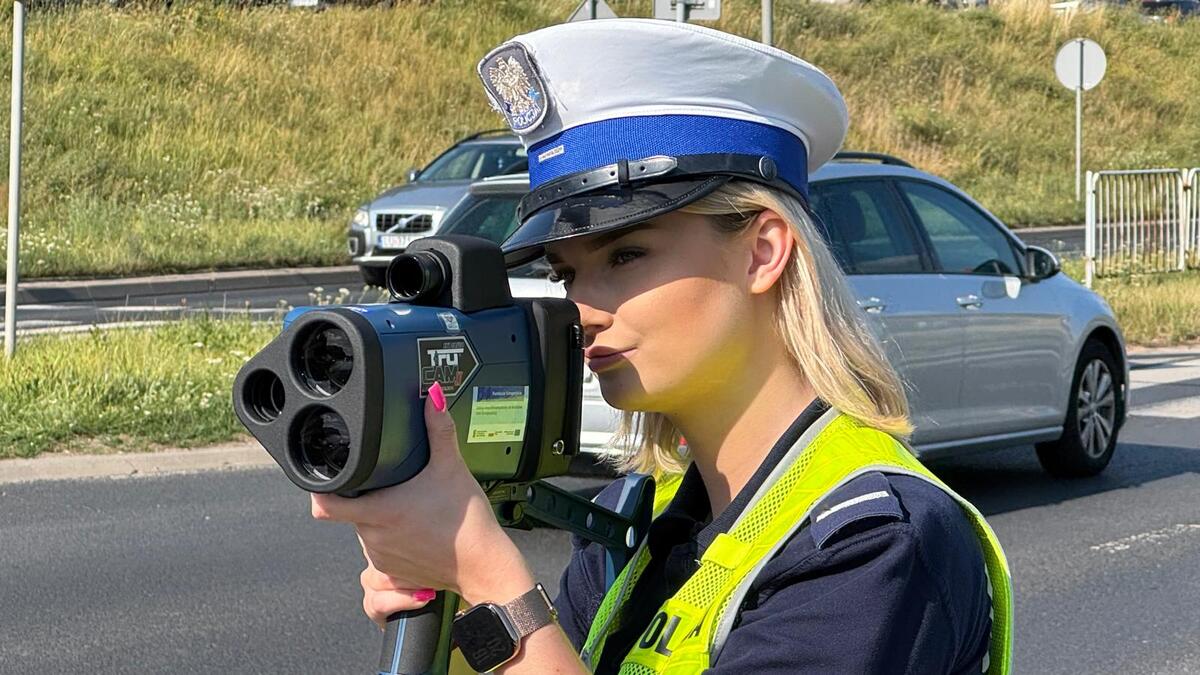 policjantka z miernikiem prędkości