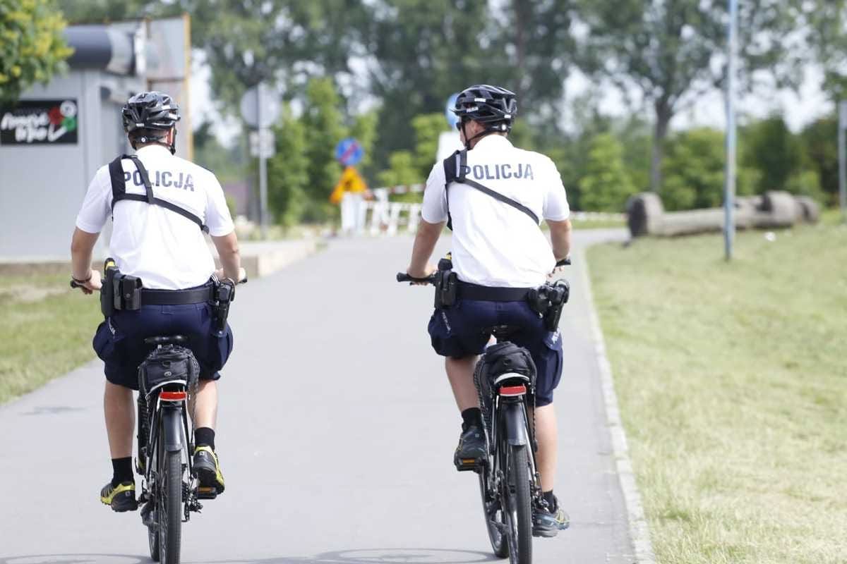 policjanci na rowerach