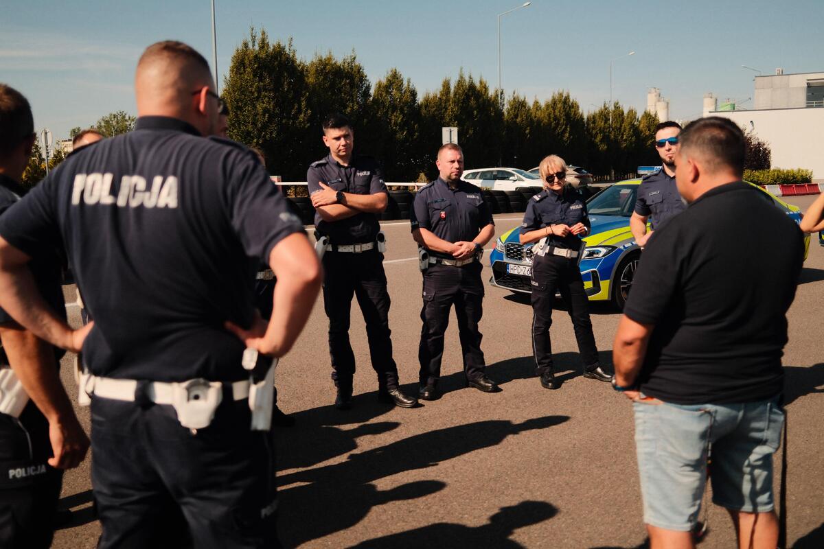 Policjanci ustawieni w szeregu podczas szkolenia