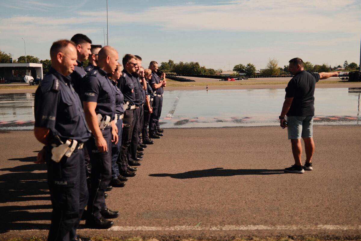 Policjanci ustawieni w szeregu