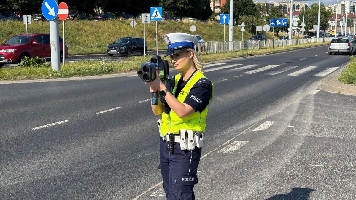 Policjantka kontroluje prędkość jazdy pojazdu