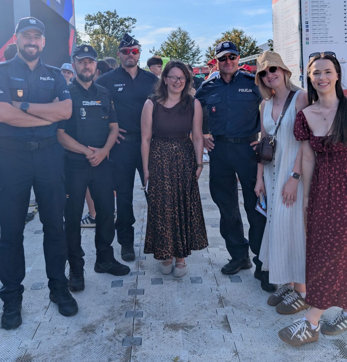 policjanci podczas służby we Włoszech z polskimi turystami
