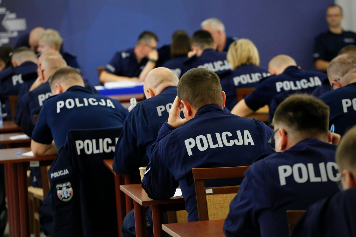 Policjanci rozwiązuja testy z wiedzy.