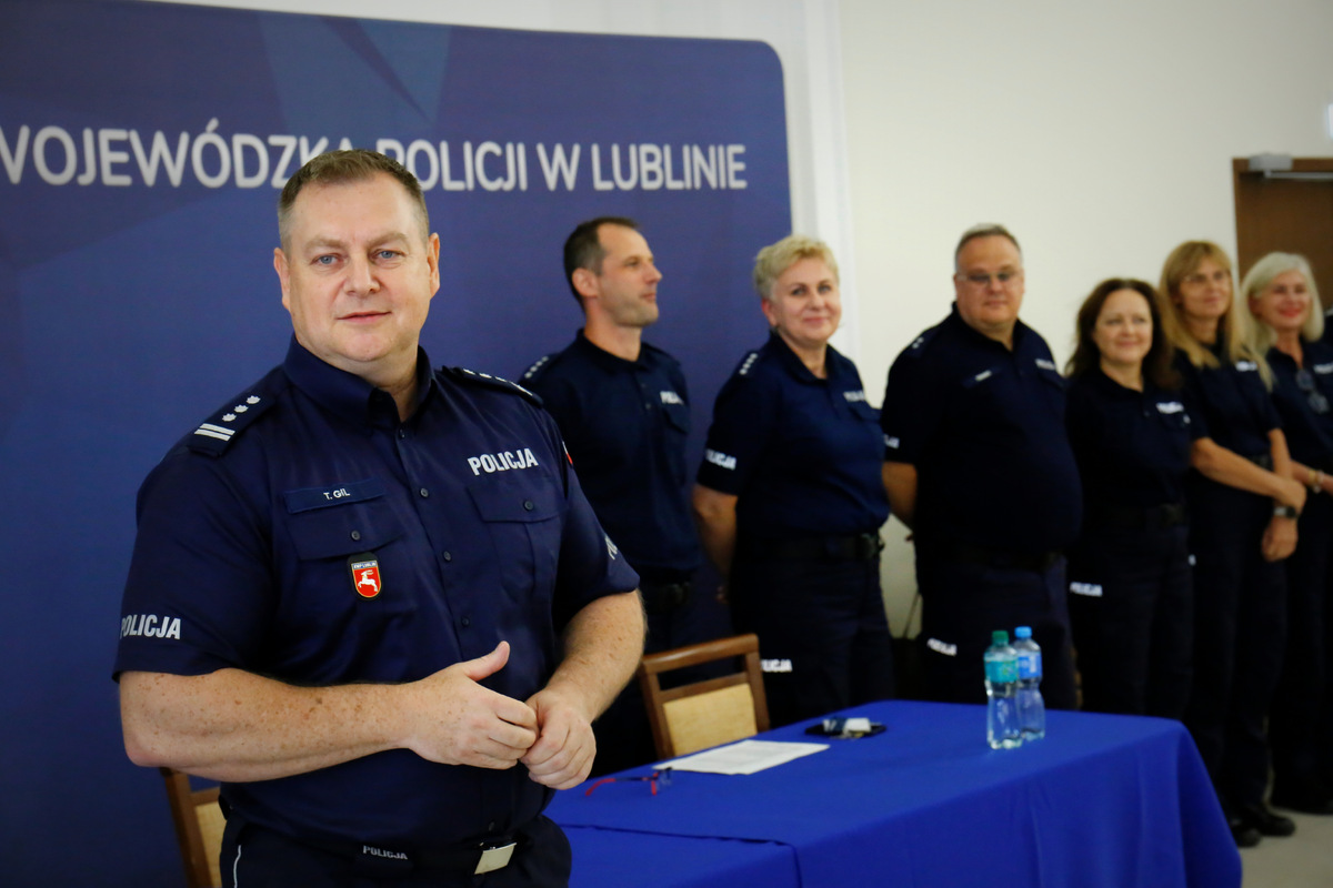 Komendant Wojewódzki Policji w Lublinie - inspektor Tomasz Gil przemawia do zgromadzonych funkcjonariuszy.