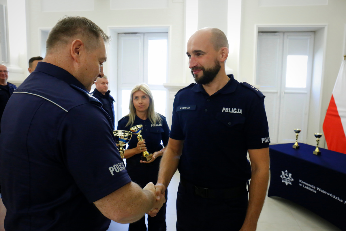 Komendant Wojewódzki Policji w Lublinie wręcza puchar najlepszemu policjantowi sprawującemu nadzór nad pracą dochodzeniowo-śledczą: policjant z KMP w Lublinie