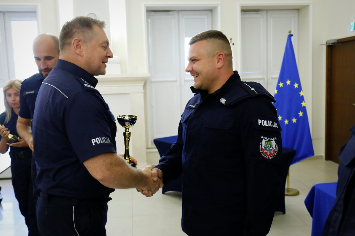 Komendant Wojewódzki Policji w Lublinie wręcza puchar najlepszemu policjantowi dochodzeniowo-śledczemu: policjant z KMP w Chełmie