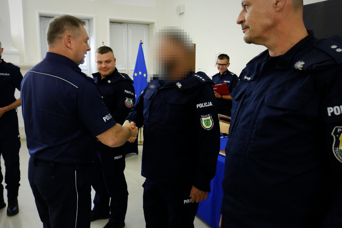 Komendant Wojewódzki Policji w Lublinie wręcza puchar najlepszemu policjantowi operacyjno-rozpoznawczy: policjant z KPP w Janowie Lubelskim