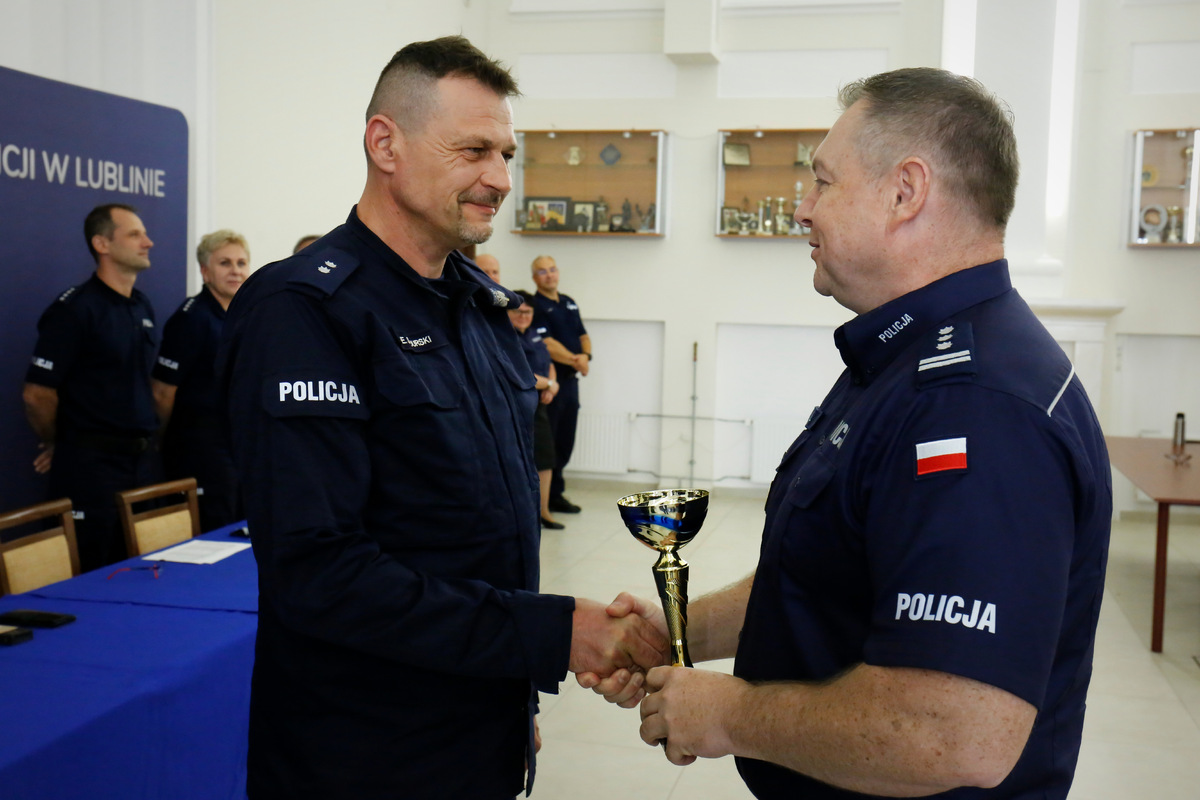 Komendant Wojewódzki Policji w Lublinie wręcza puchar najlepszemu policjantowi techniki kryminalistykycznej: policjant z KPP w Puławach