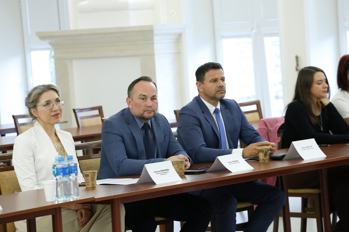 Od lewej pani Joanna Mazurek Starostwo Powiatowe w Zamościu, Piotr Toczek Urząd Miasta Zamość, Rafał Zwolak Prezydent Miasta Zamość.