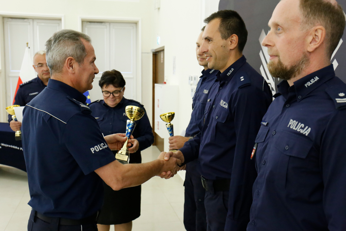 Zastępca Komendanta Wojewódzkiego Policji w Lublinie inspektor Andrzej Mioduna wręcza puchar podkomisarzowi Jarosławowi Besztakowi za zajęcie drugiego miejsca.