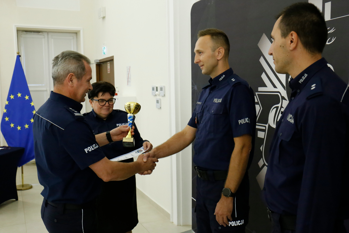 Zastępca Komendanta Wojewódzkiego Policji w Lublinie inspektor Andrzej Mioduna wręcza puchar podkomisarzowi Mirasławowi Kożuchowi.