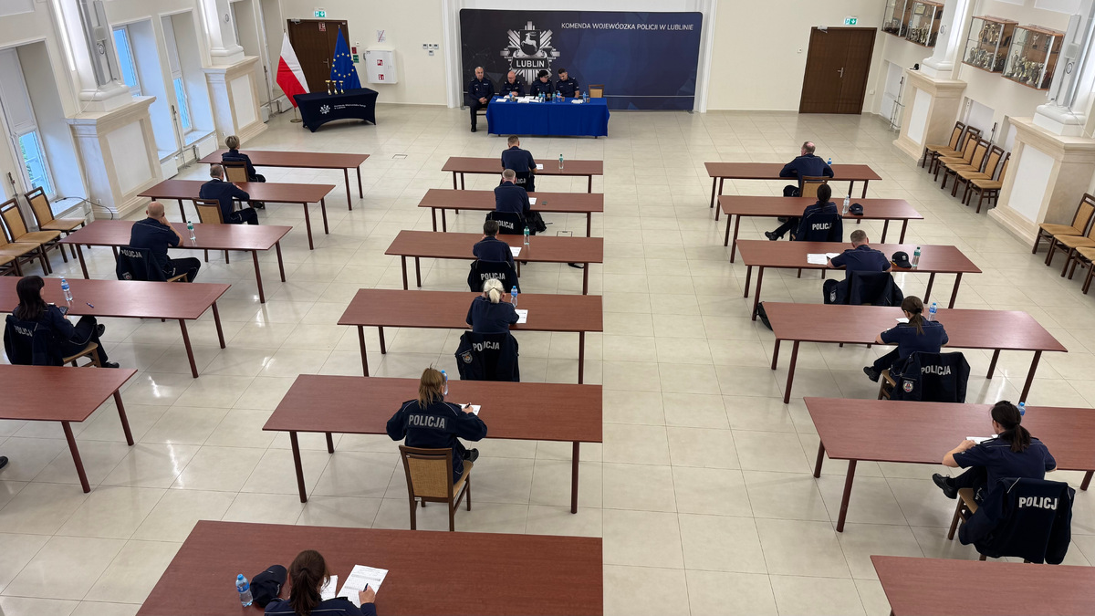 Sala w której policjanci rozwiązują test z wiedzy.