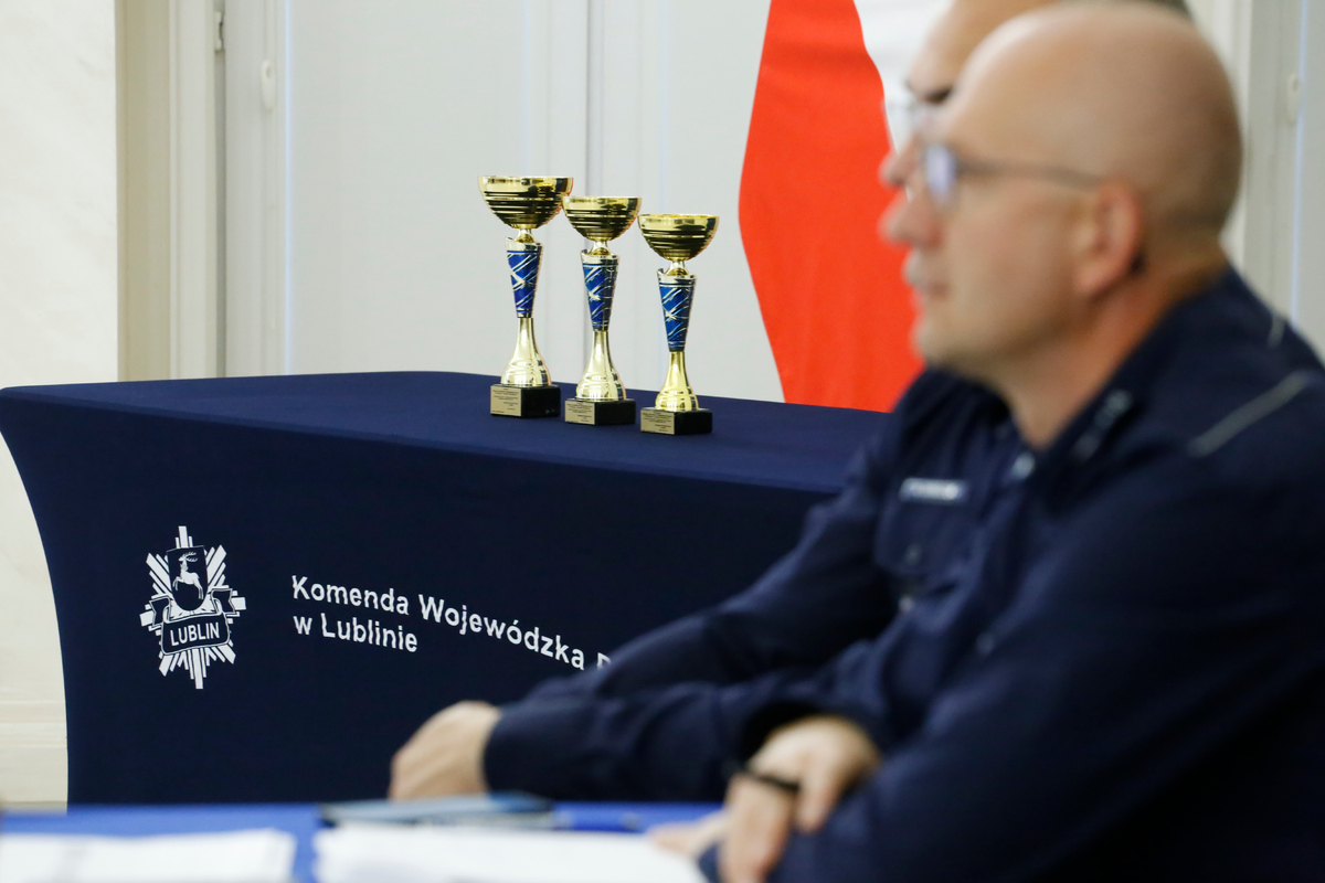 Puchary dla najlepszych policjantów.