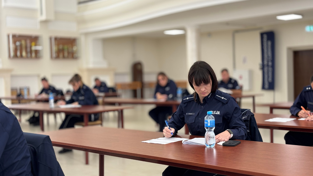 Policjanci rozwiązują test z wiedzy.