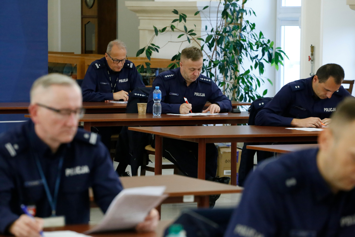 Policjanci rozwiązują test z wiedzy.