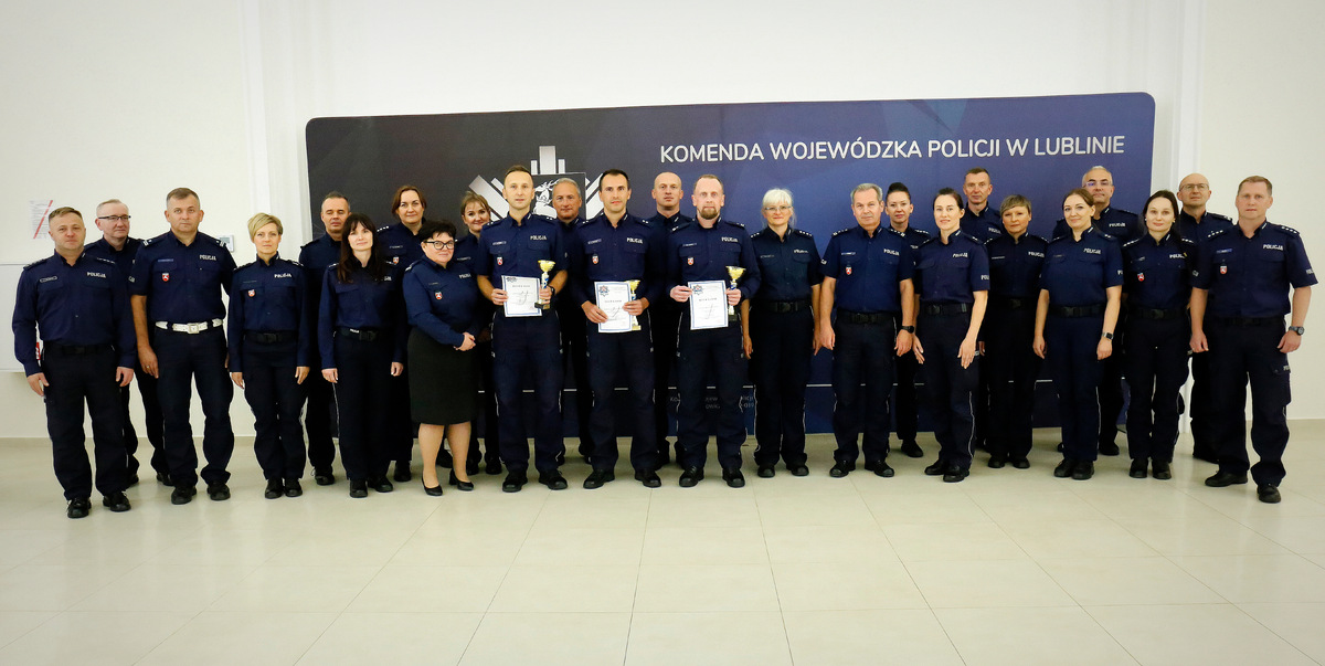 Wspulne zdjęcie policjantów z inspektorem Andrzejem Mioduną.