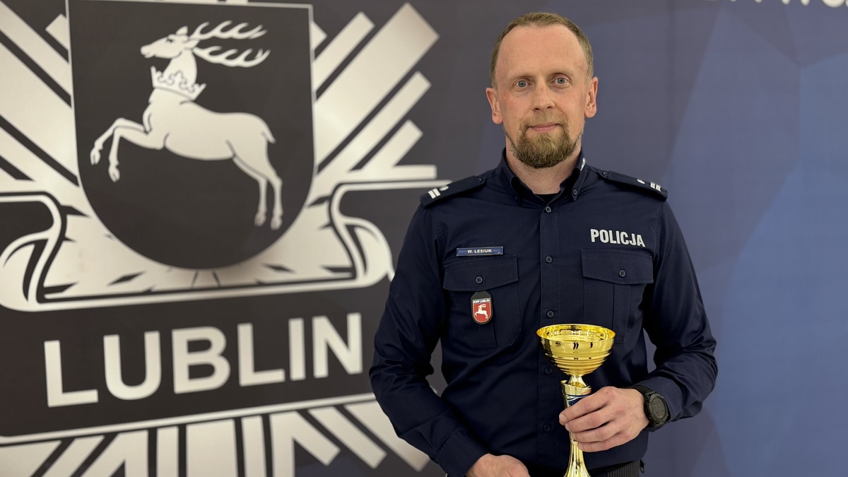 Podinspektor Wojciech Lesiuk z pucharem.