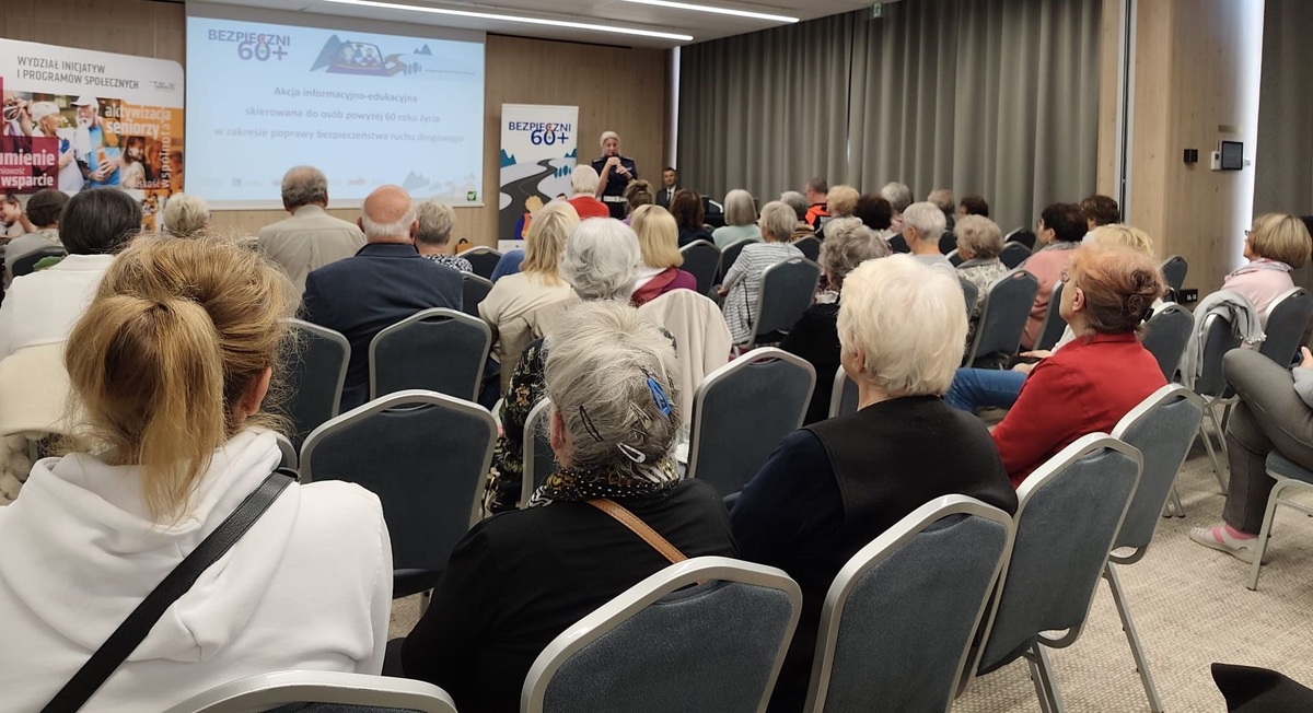 policjantka podczas wykładu z seniorami