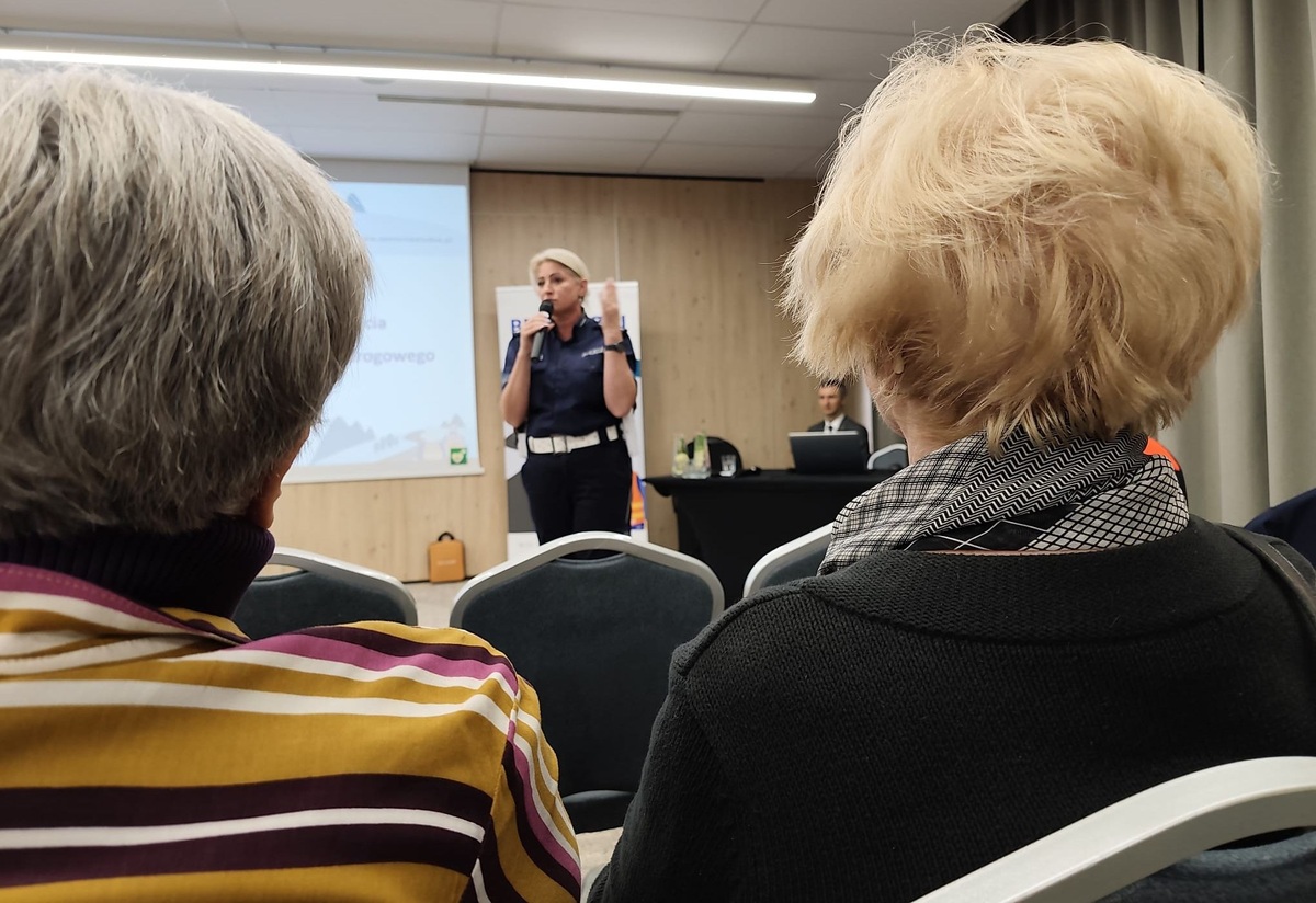 policjantka podczas wykładu z seniorami