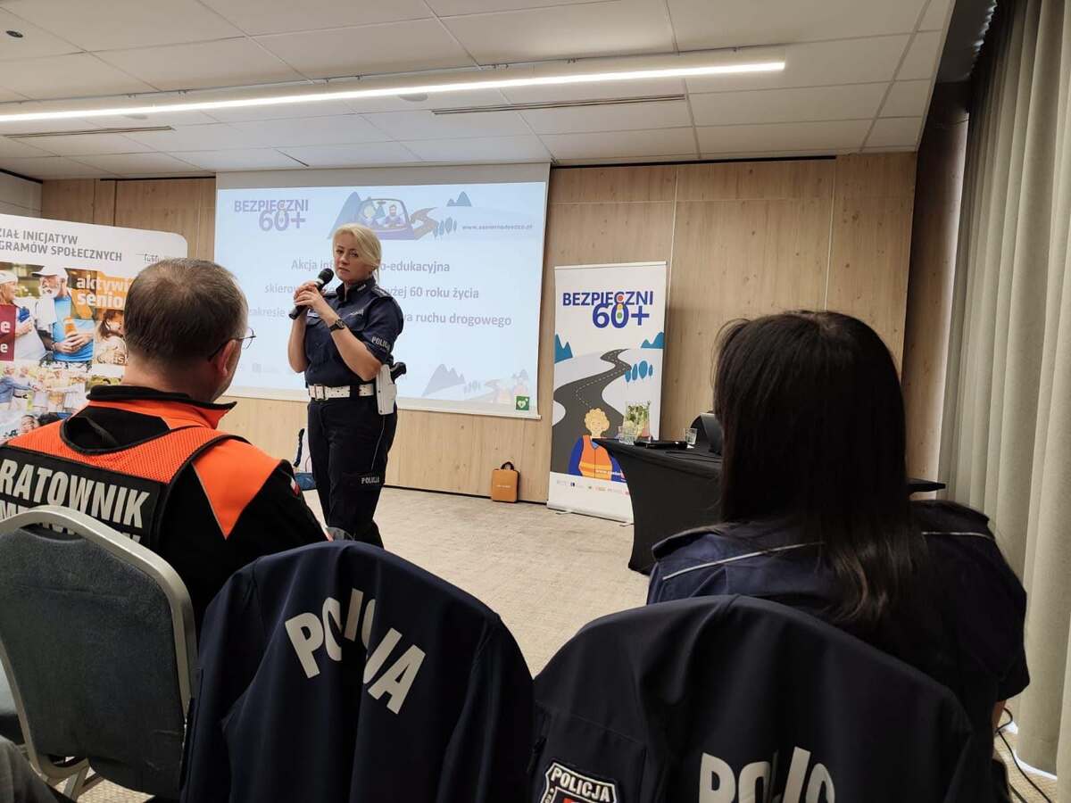 policjantka podczas wykładu z seniorami