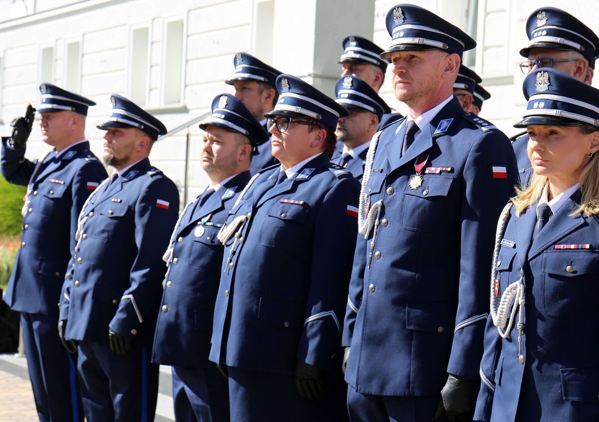policjanci oddają hołd przed budynkiem komendy Wojewódzkiej Policji w Lublinie