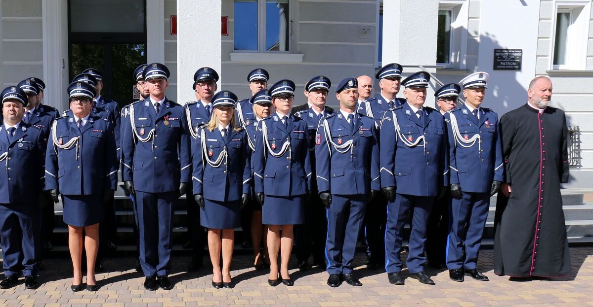 policjanci oddają hołd przed budynkiem komendy Wojewódzkiej Policji w Lublinie