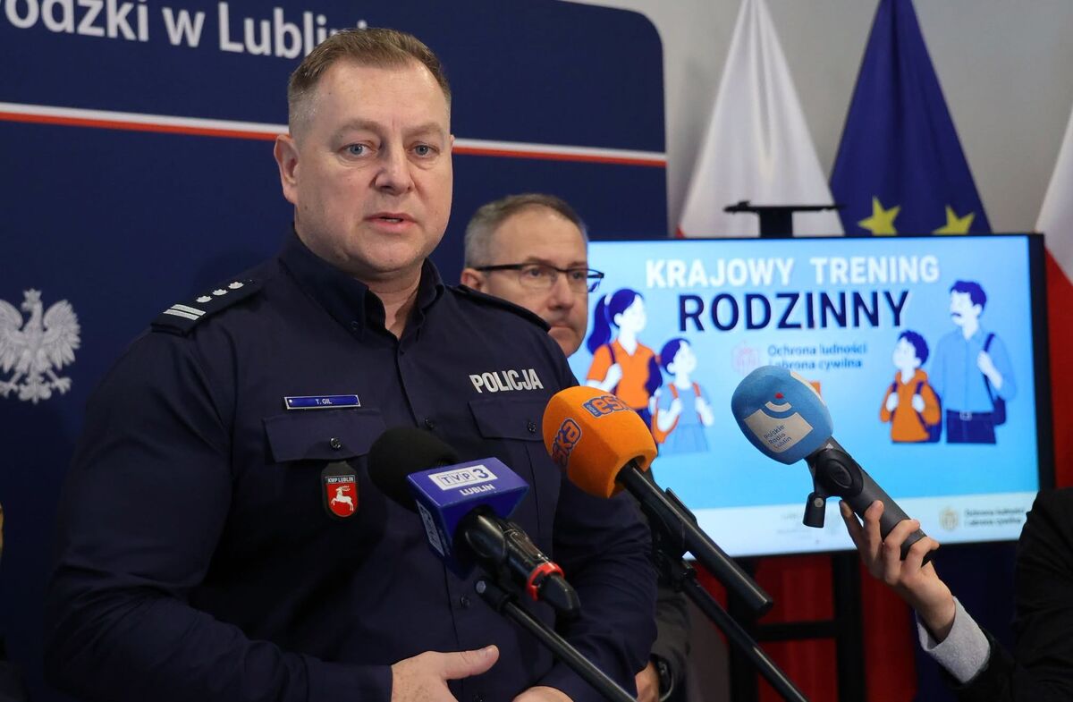 komendant przemawia do mikrofonu