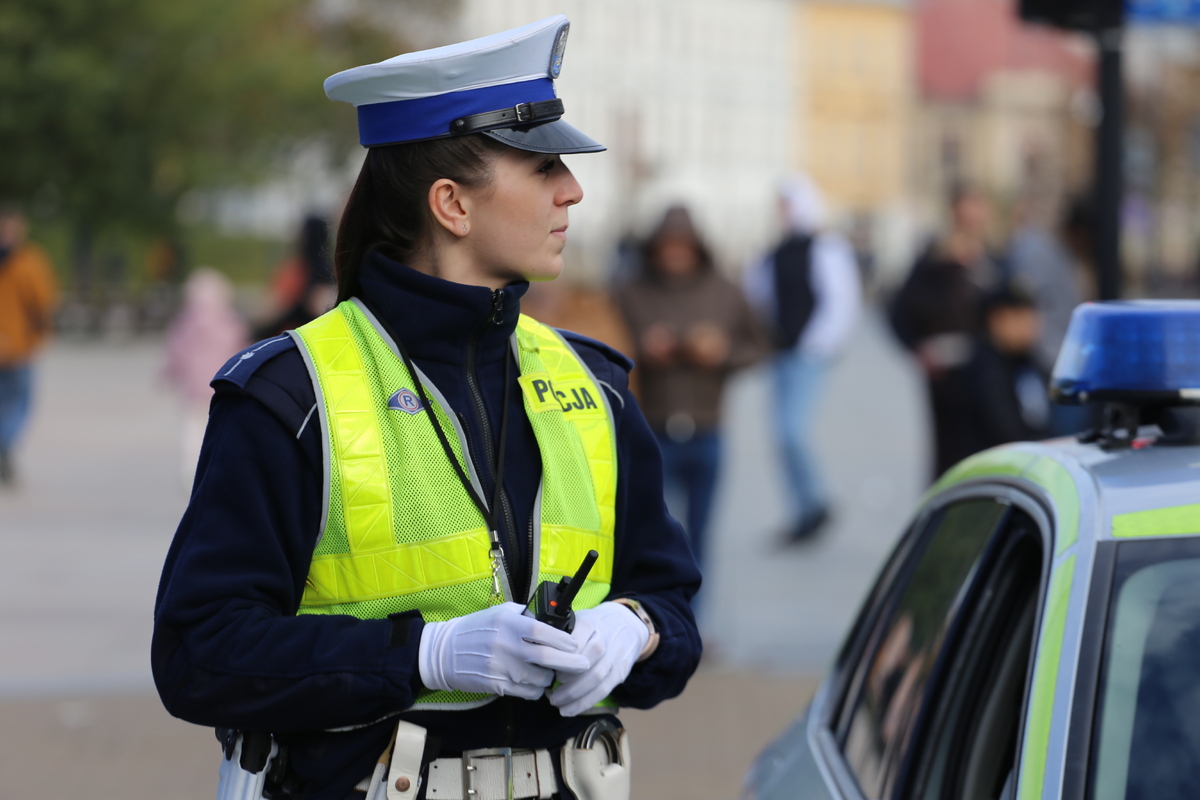 Policjantk kieruje ruchem na skrzyżowaniu.