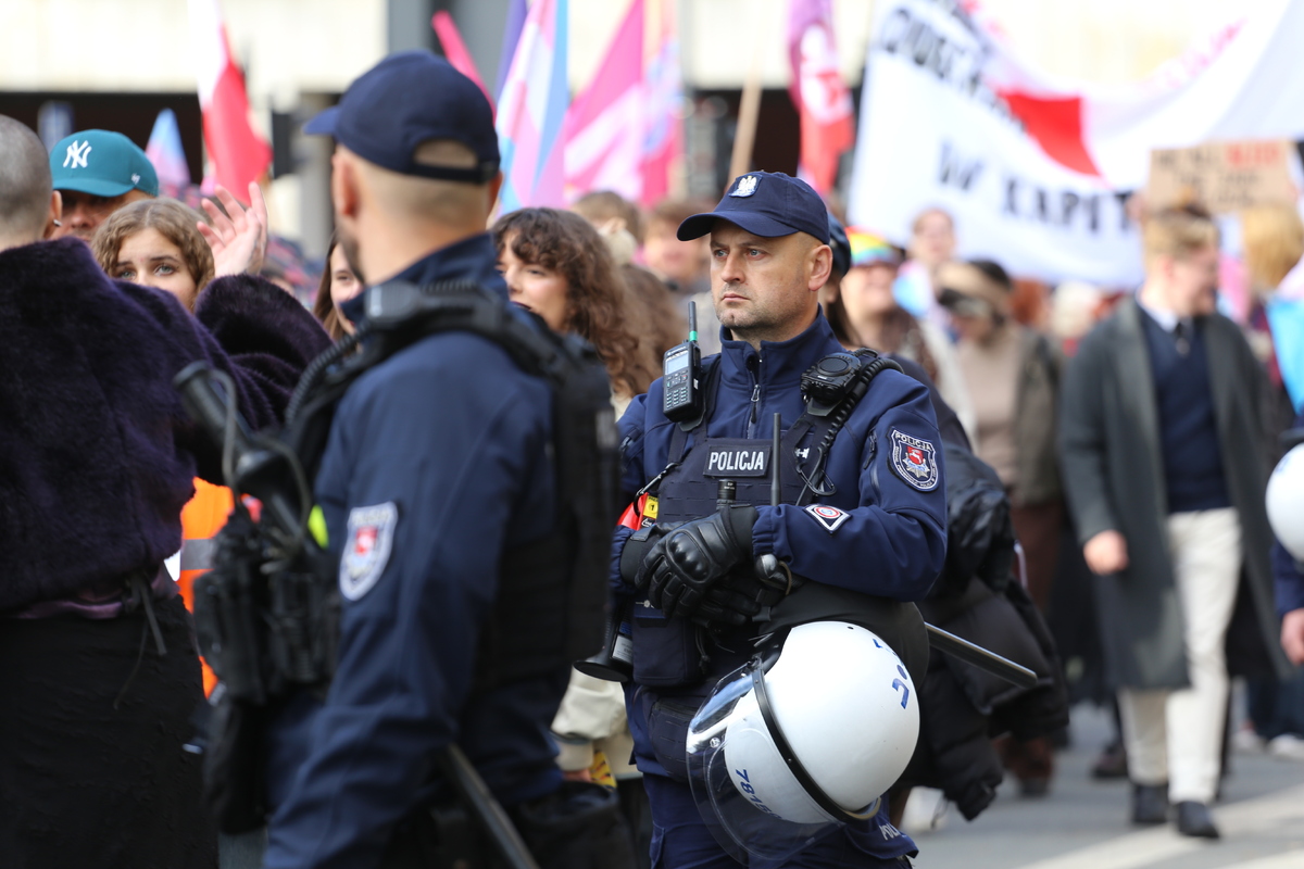 Policjanci zabezpieczają przemarsz uczestników marszu równości.
