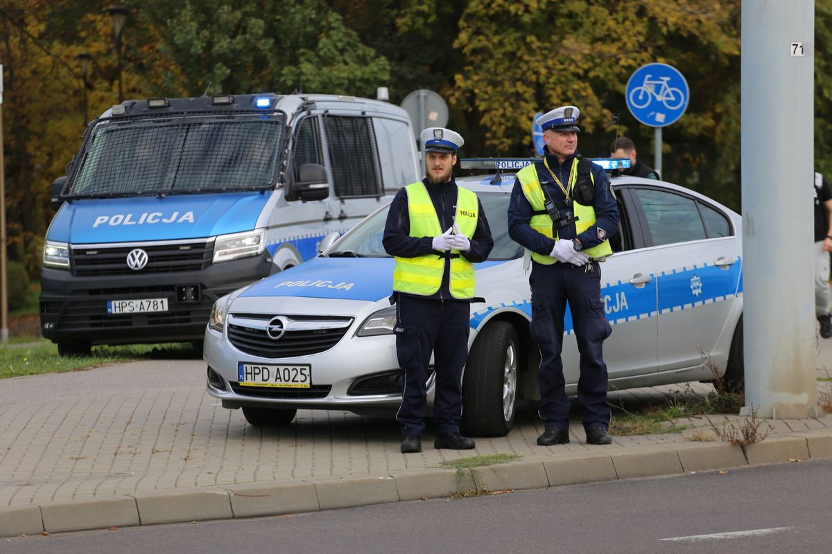 policjanci drogówki podczasa zabezpieczenia meczu