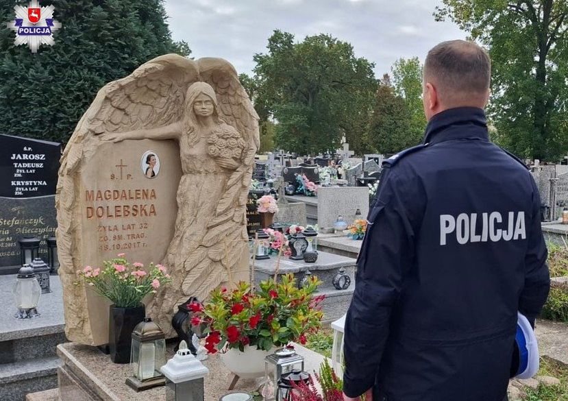 policjant przed grobem policjantki