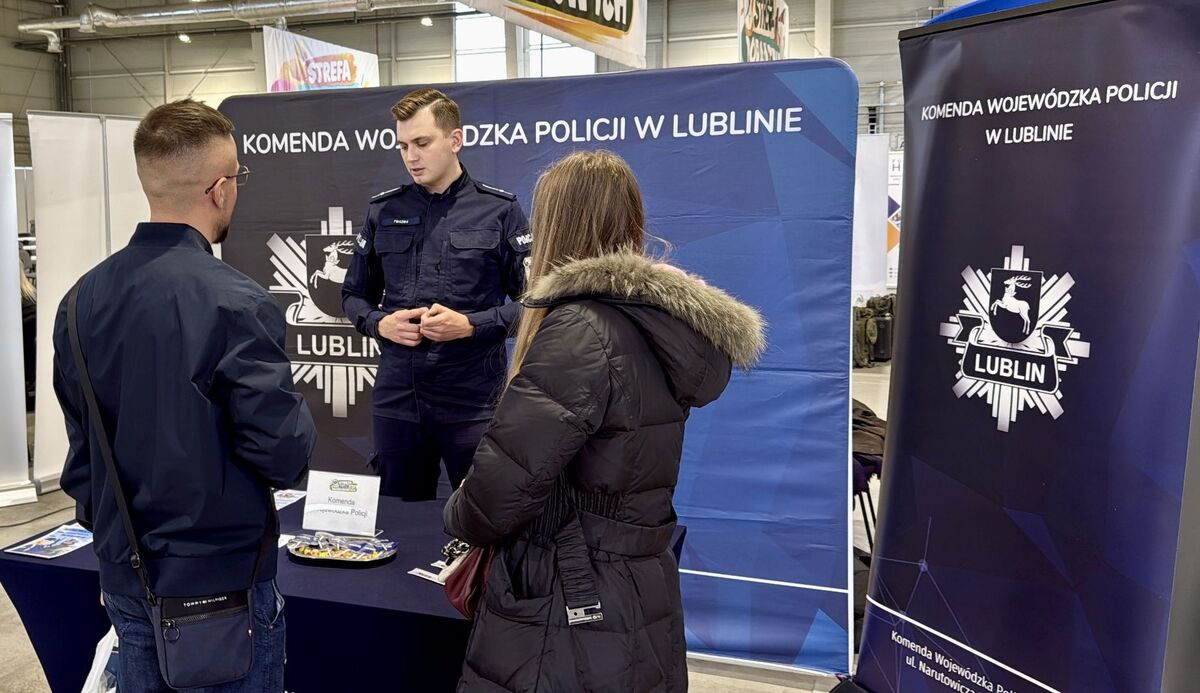 policjant podczas Targów Pracy