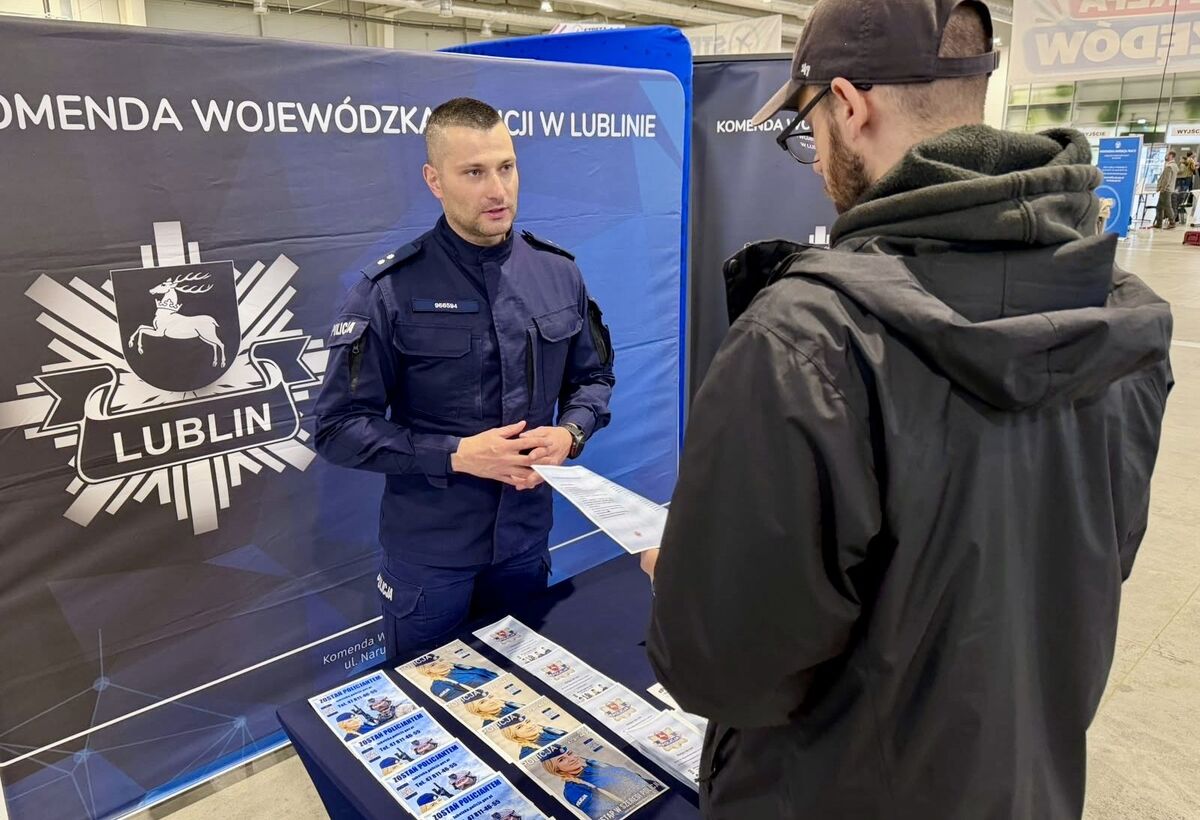 policjant podczas Targów Pracy 