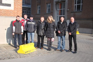 Uczestnicy wizyty przed siedziba Oddziału Prewencji Policji w Brukseli