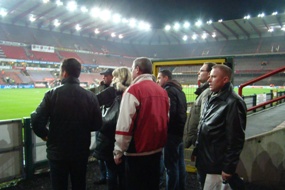 Uczestnicy wizyty obserwują zabezpieczenie meczu przez policję belgijską
