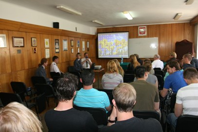 Studenci Krajowej Szkoły Policji w Hamburgu słuchają informacji na temat lubelskiej Policji w sali szkoleniowej Komendy Wojewodzkiej Policji w Lublinie
