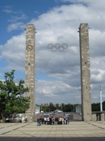 Zdjęcie uczestników seminarium pod stadionem olimpijskim w Berlinie
