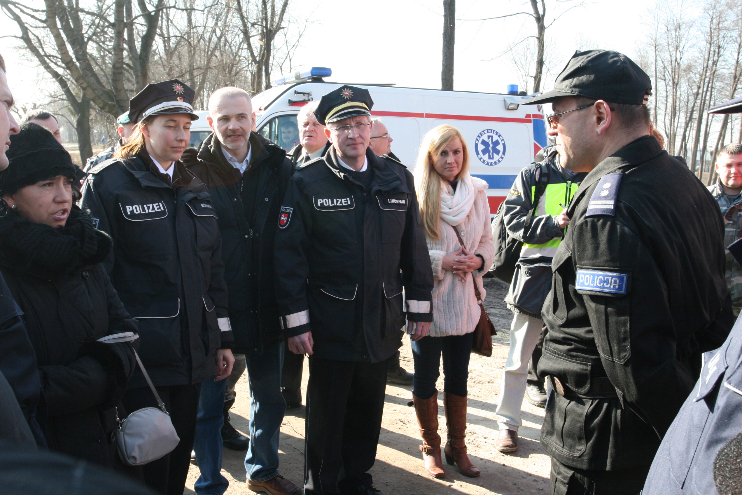 Naczelnik Sztabu Policji Komendy Wojewódzkiej Policji w Lublinie przedstawia scenariusz ćwiczeń delegacjom zagranicznym.