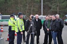 Policjanci niemieccy prezentują sprzęt znajdujący się w dyspozycji policji drogowej