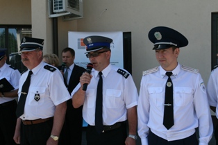 uroczystość przekazania samochodów służbowych - przemawiają przedstawiciele Policji i Straży Pożarnej