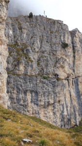 Widok na skałkę, na której funkcjonariusze trenują techniki wysokościowe