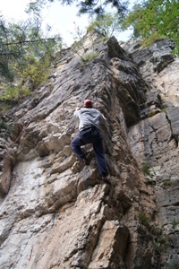 Uczestnik kursu wspina się na skałkę