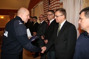 Szef lubelksiej Policji wręcza uczestnikom projektu certyfikaty 