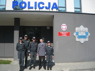 Zdjęcie uczestników stażu przed komisariatem policji