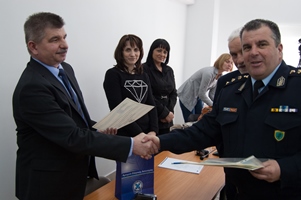 Uroczyste wręczenie certyfikatów uczestnictwa lubelskim negocjatorom przez szefa greckiej policji