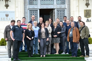 Zdjęcie pamiątkowe uczestników wizyty z rumuńskimi negocjatorami policyjnymi